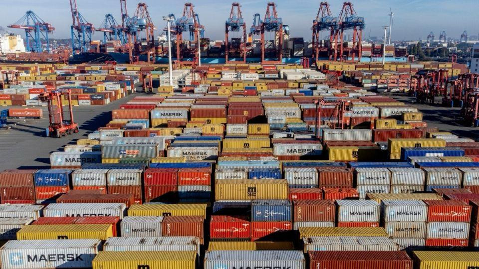 Contenedores en puerto comercial internacional de nearshoring