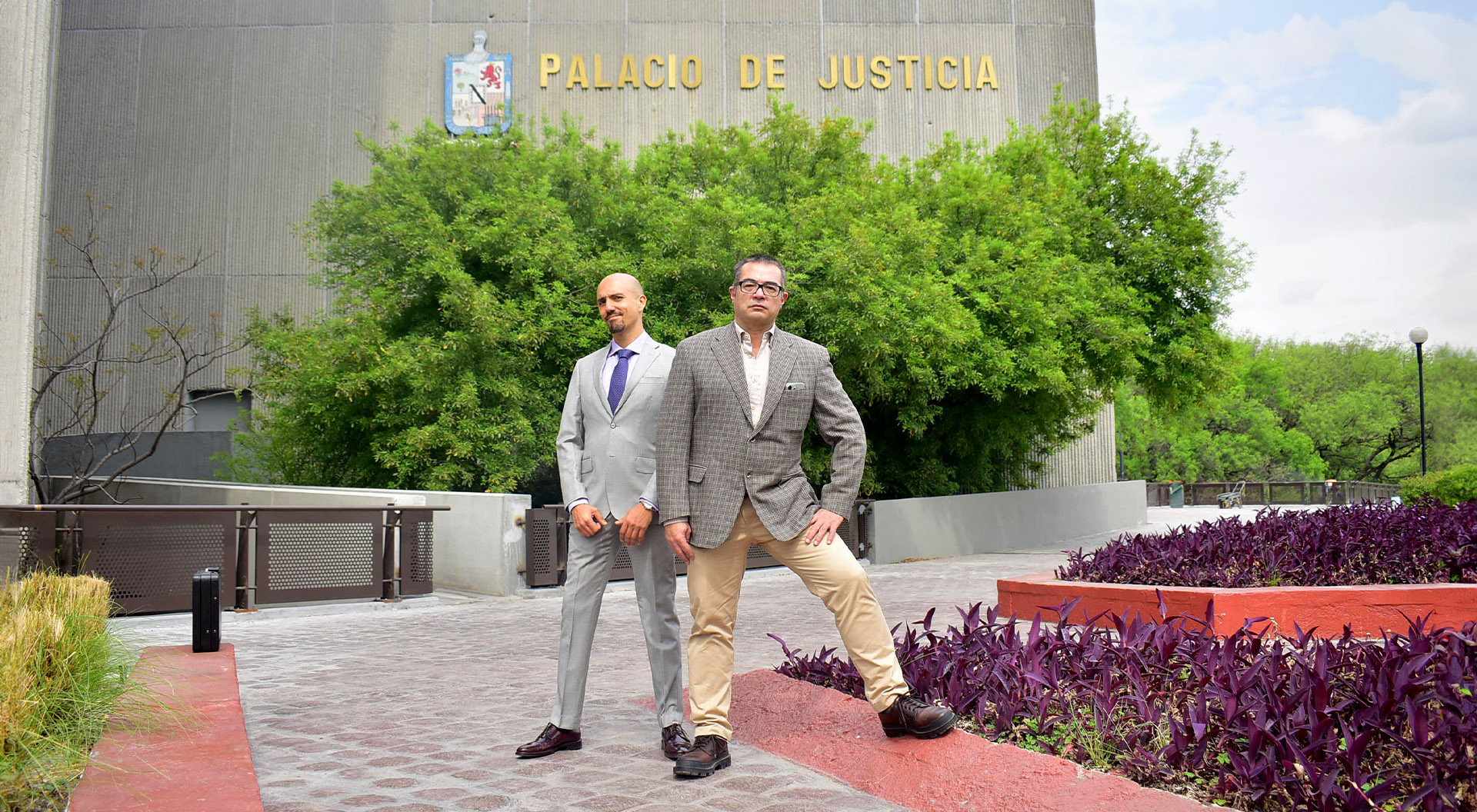 Lic. Carlos Eduardo Treviño Chapa y Lic. Keith Emerson Soldevila Alonso frente al Tribunal Superior de Justicia