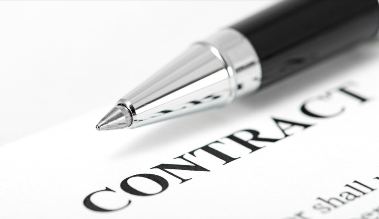 Pluma y Contrato