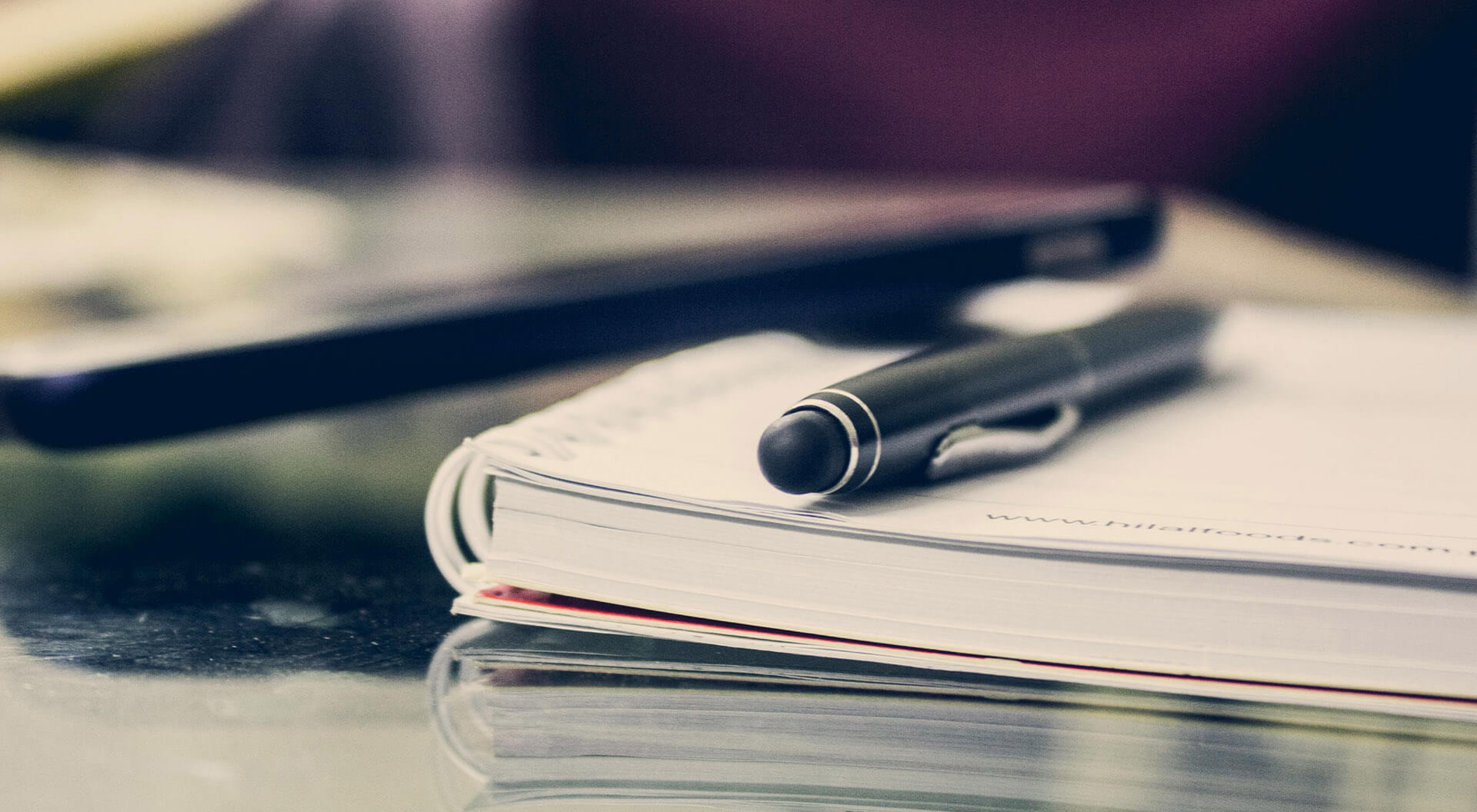 Pluma sobre libreta de traducciones
